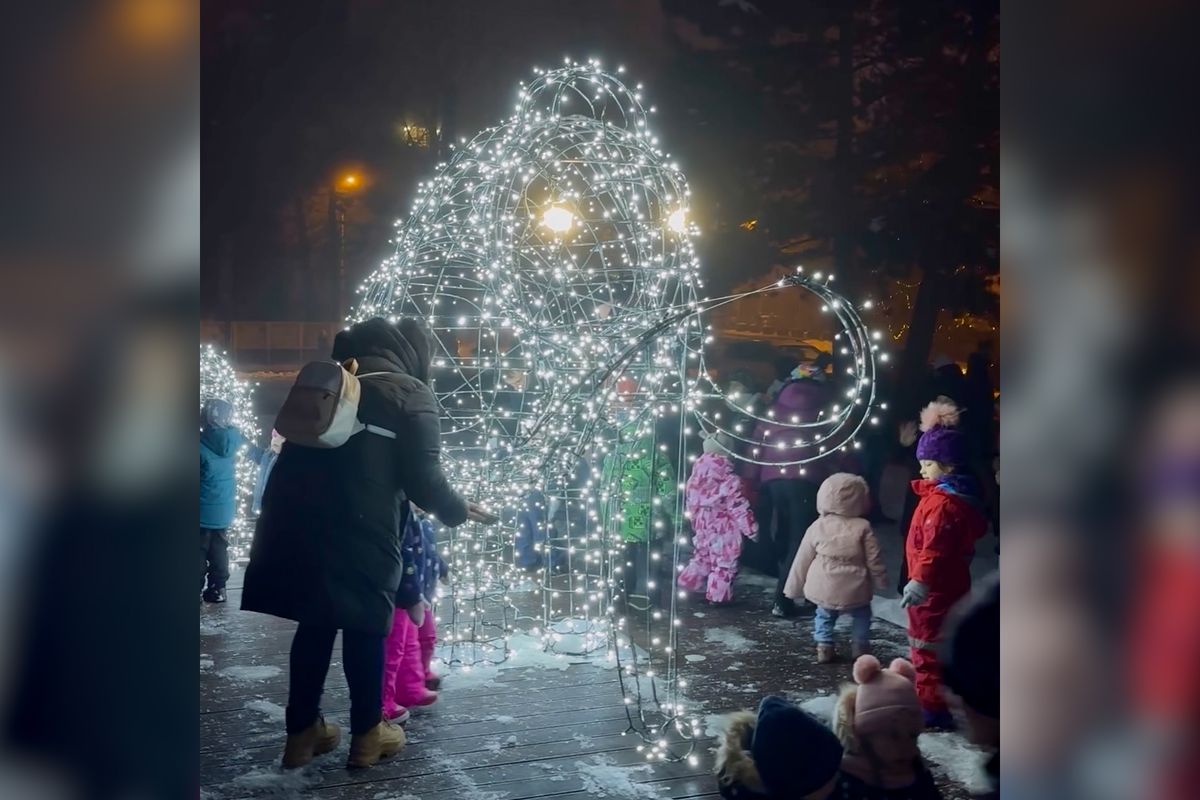 Vánoční mamuti v Kopřivnici. Obří výzdoba připomíná výročí Zdeňka Buriana