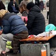 Na Václavském náměstí posedávají lidé bez domova celoročně. 