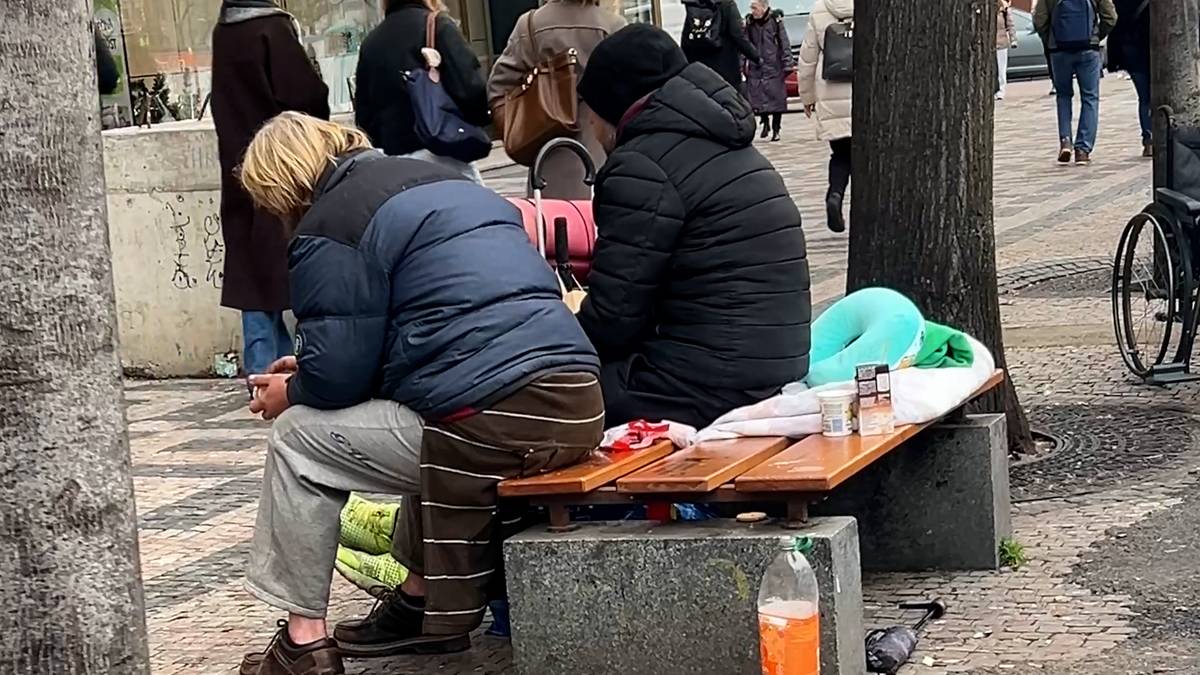 Na Václavském náměstí posedávají lidé bez domova celoročně. 