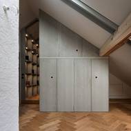 V podkroví se nachází uzavíratelná kuchyňka. 