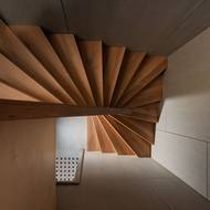 Minimalistické schodiště působí domácky.