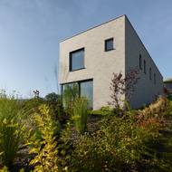 Dům je zasazen do terénu, jemuž se snaží co nejvíce přizpůsobit.