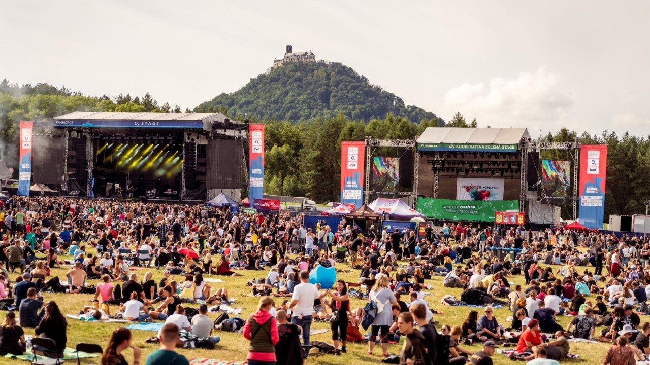 Festivalová sezona startuje. Jak koupit vstupenky a nepřijít o peníze