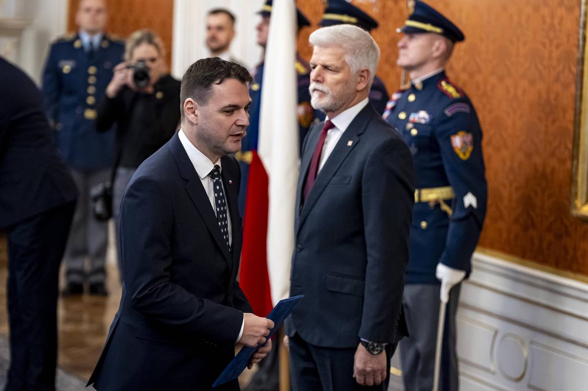 Petr Macinka přebírá ministerstva zahraničí a životního prostředí.