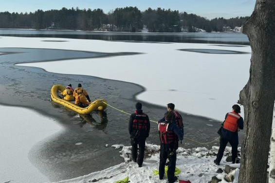 Fenka se propadla ledem do jezera, o záchranu se postarali hasiči