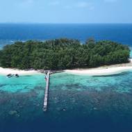 Pulau Cilik v souostroví Karimunjawa – malý tropický ostrůvek s bílou pískovou pláží a průzračnou vodou.