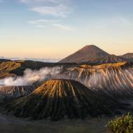 Panoramatický pohled na aktivní sopku Mount Bromo