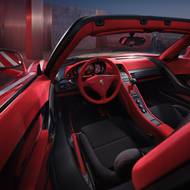 Interiér je plný červené Alcantary.