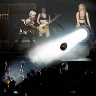 Dámy s chutí ozařovaly diváky reflektory