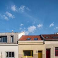 Domek je malý a nenápadný.