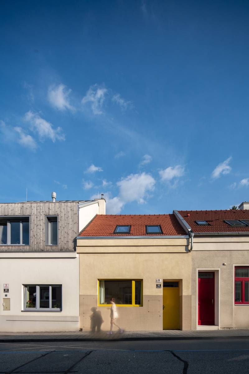 Domek je malý a nenápadný.