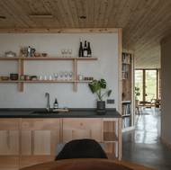 Kuchyň je sladěná do zemitých tónů.