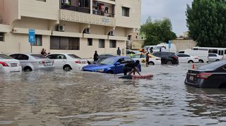 Silné bouřky zaplavily Dubaj a přebarvily poušť na bílo