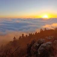 Západ slunce do moře inverzní oblačnosti.