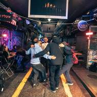 I v Jeruzalémě během Chanuky probíhá čilý noční život. 