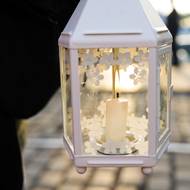 Lidé si nosili jak obyčejné svíčky tak zdobené lucerničky.