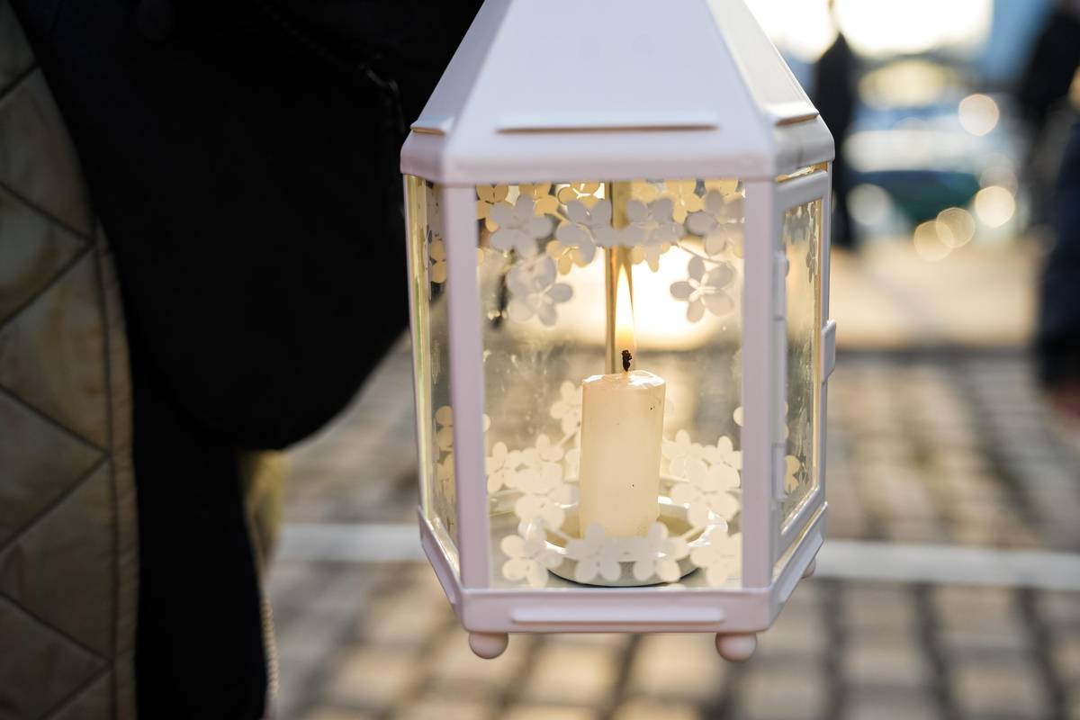 Lidé si nosili jak obyčejné svíčky tak zdobené lucerničky.