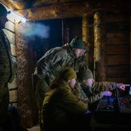 Ukrytí v bunkru, sledují vojáci 3. praporu 411. pluku ukrajinské armády situaci na frontě prostřednictvím pozorovacího dronou A1-CM Furia. Fronta u Pokrovsku. 16.února 2025.