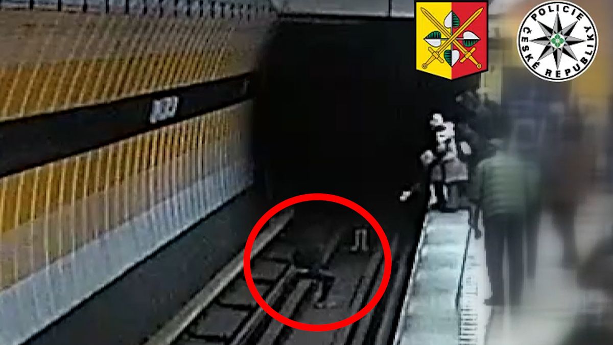 Kamery zachytily pohotovou záchranu dívky v metru. Sedla na kolej a čekala