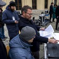 Poslední poznámky. Tiskový mluvčí prezidenta Vít Kolář na poslední chvíli kontroloval text projevu i čtecí zařízení.