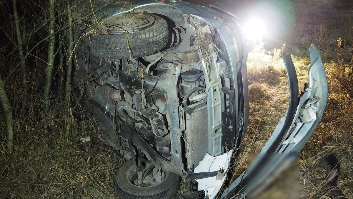 Auto se na Šumpersku zřítilo ze svahu, vypadla z něj nepřipoutaná žena