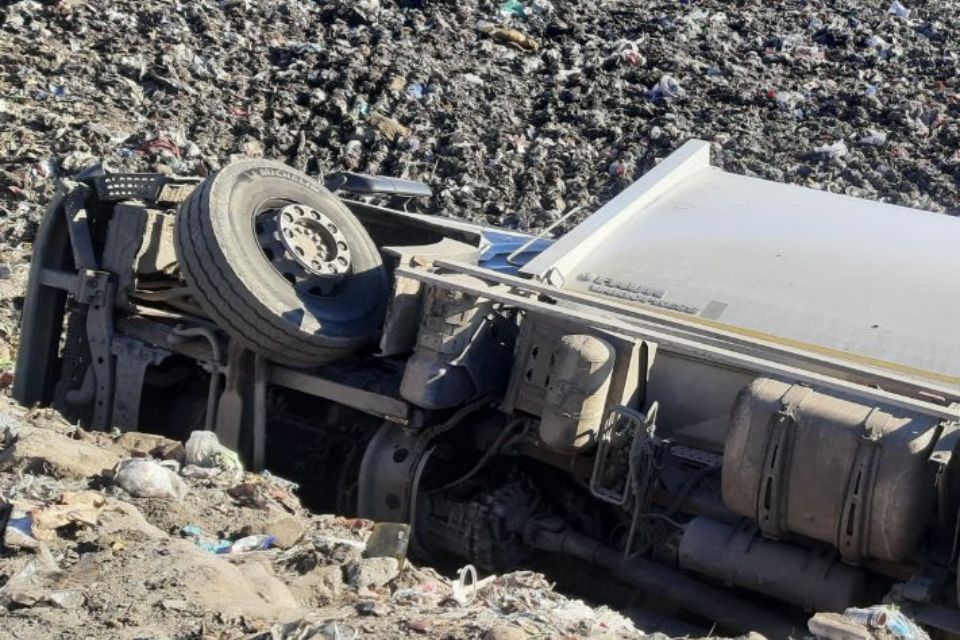 Spolujezdce na skládce u Otína přimáčklo převrácené popelářské auto, na místě zemřel