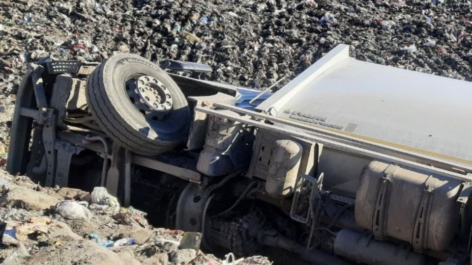 Spolujezdce na skládce u Otína přimáčklo převrácené popelářské auto, na místě zemřel