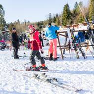 Kromě dvou vleků je k dispozici i lanový vlek a sjezdovka pro nejmenší lyžaře. 