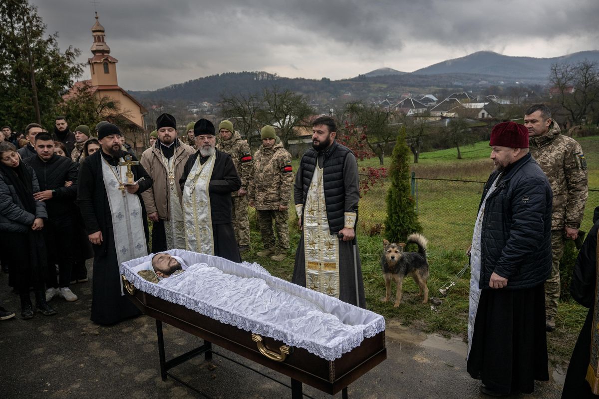 FOTO: Cesta s těly padlých přes Ukrajinu. Mladík v černém pytli by měl za pár dní 24. narozeniny