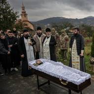 Církevní rozloučení s Ivanem Dovhonyčem ve Svato-Vozněsenském chrámu ve vsi Veliki Lazy u Užhorodu.