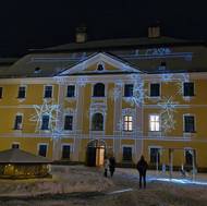 Žďárský zámek láká od čtvrtka do neděle až do 4. ledna na speciální světelné instalace. Drahé ledkové 3D dekorace tady nepotkáte.