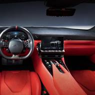 Vůz má naprosto unikátní kabinu, včetně speciálních displejů.