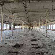 Pohled do druhého patra. Otvory v podlaze jsou pozůstatkem původního rozestavení strojů přádelny.