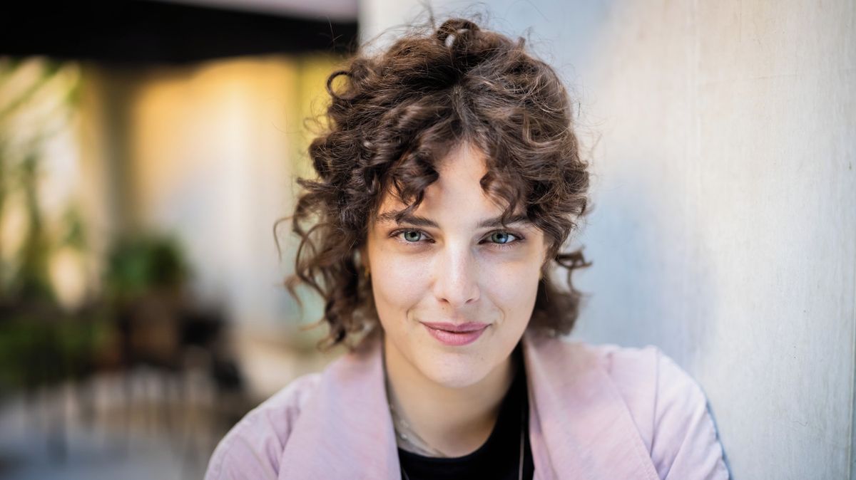 Herečka v divadle příliš silně kousla kolegu do zadku, dostala pokutu