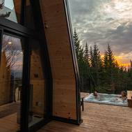 Na plošině, sloužící zároveň jako terasa, je umístěná vířivka.