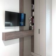 Za televizí vznikla stěna s dřevěným obkladem a texturou, která dodává místnosti charakter.