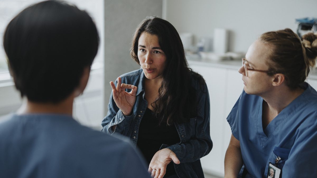 Může ohrozit i zdraví. Neslyšící protestují proti nové zkoušce pro tlumočníky do znakového jazyka