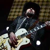 Robert Kodym s kytarou podepsanou členy Rolling Stones