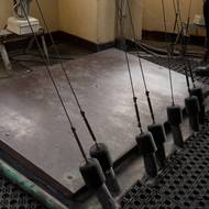 Dráty vedoucí podlahou od válce ke zvonům