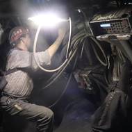 Při opravě techniky si musí údržbáři vystačit se světelm, které jim zajistí důlní světla nebo jejich lampy. 