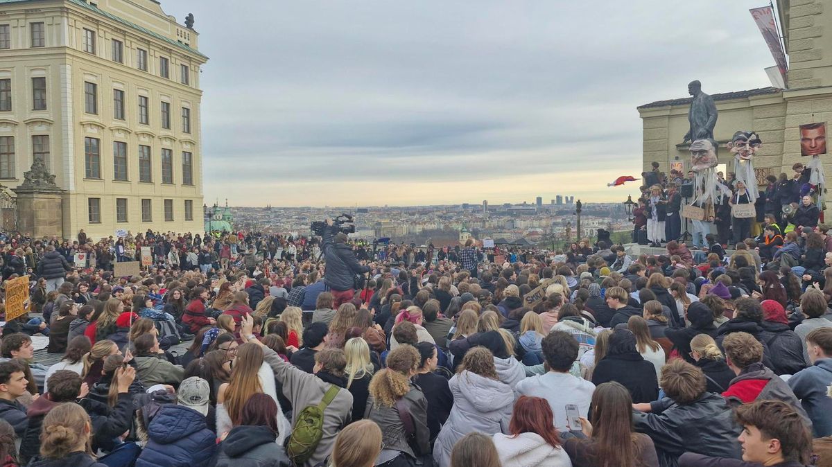 Studenti v Praze a dalších městech demonstrovali proti Motoristům v čele životního prostředí