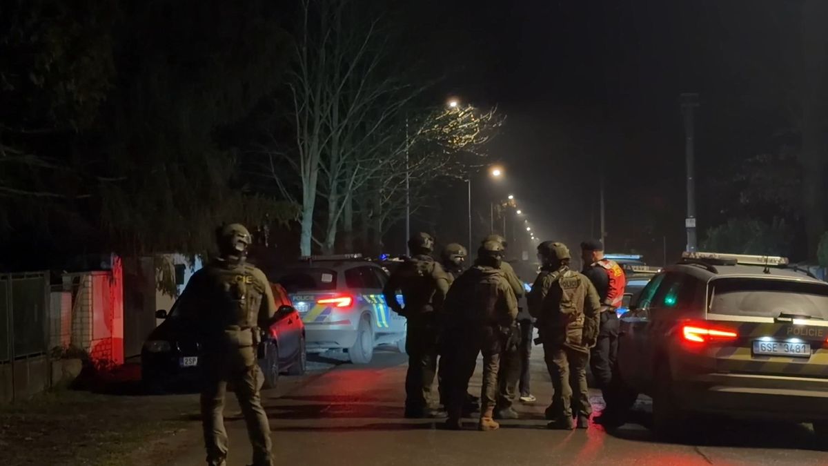 Pobodal známého a utekl. Zásahovka u Prahy hodiny hledala podezřelého mladíka