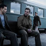 Rami Malek a Leo Woodall (ve filmu jako seržant Howie Triest) ve snímku Norimberk.