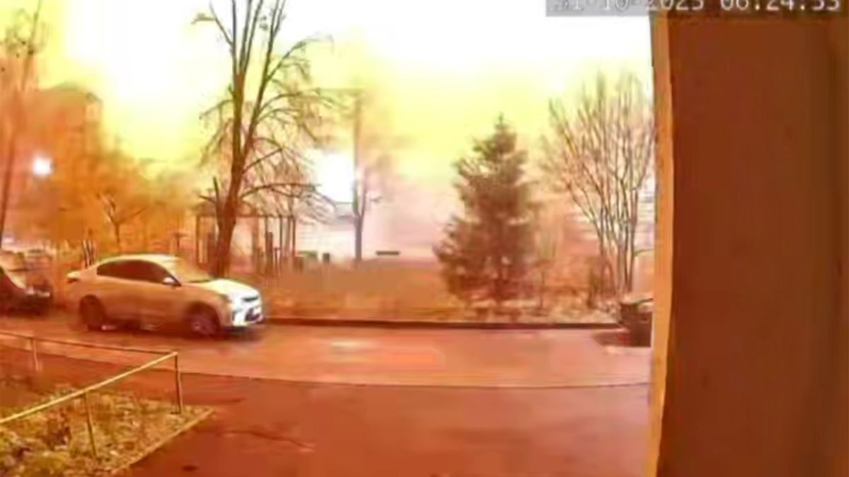 Ukrajina zasáhla drony i obří rafinerii v Jaroslavli, městem otřásly výbuchy