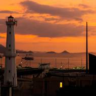 Pobřežní město Labuan Bajo na ostrově Flores je vstupní branou do národního parku Komodo, oblíbeného místa pro výpravy za varany, potápěním i nádhernými západy slunce.