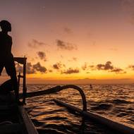 Ranní rybaření u ostrova Bali. V dáli silueta druhé nejvyšší indonéské sopky Rinjani na ostrově Lombok.