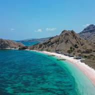 Růžová pláž na ostrově Komodo. Její zvláštní barvu způsobuje směs bílého a červeného korálového písku. 