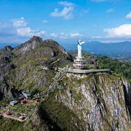 Indonésie je převážně muslimská země, ale najdou se zde i křesťanské oblasti, například Rantepao na ostrově Sulawesi, kde stojí impozantní socha Krista.