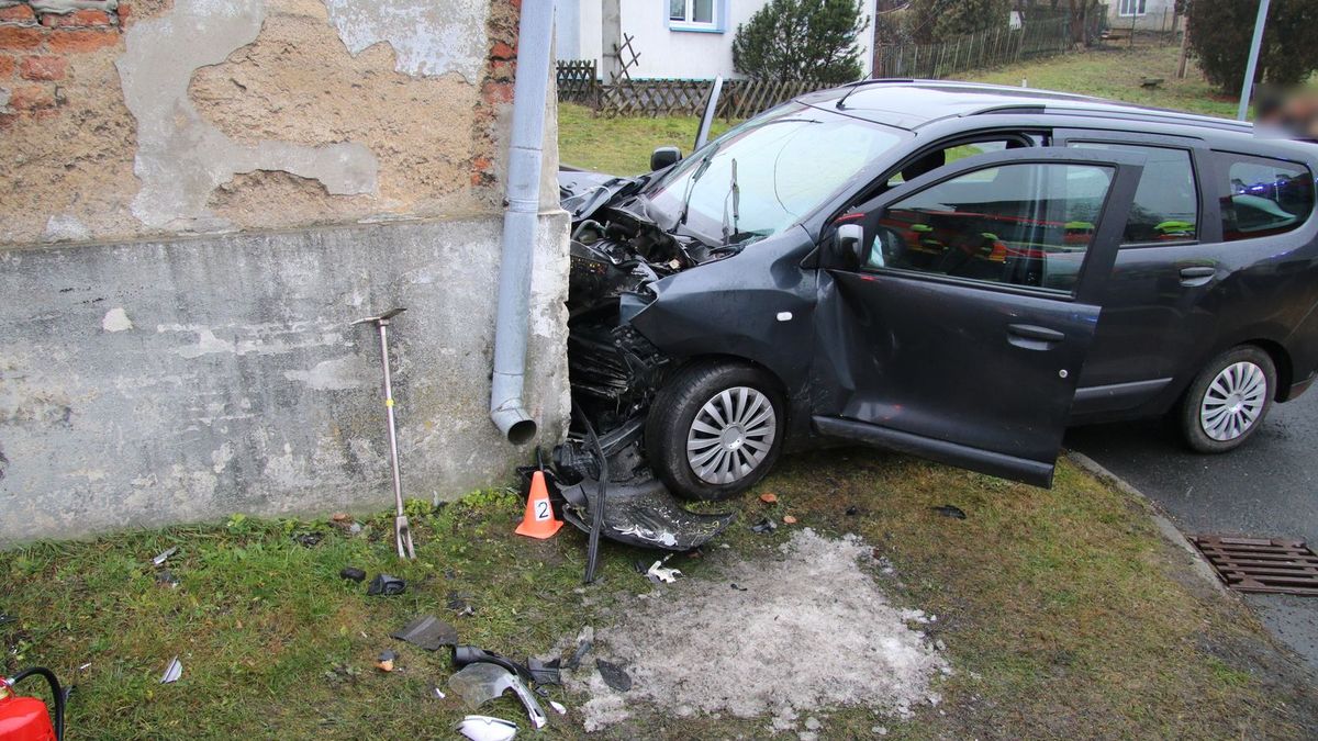 Nezvládl průjezd zatáčkou. Řidič v Moravském Berouně boural do domu