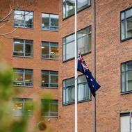 Australské vlajky po celé zemi vlají na půl žerdi.